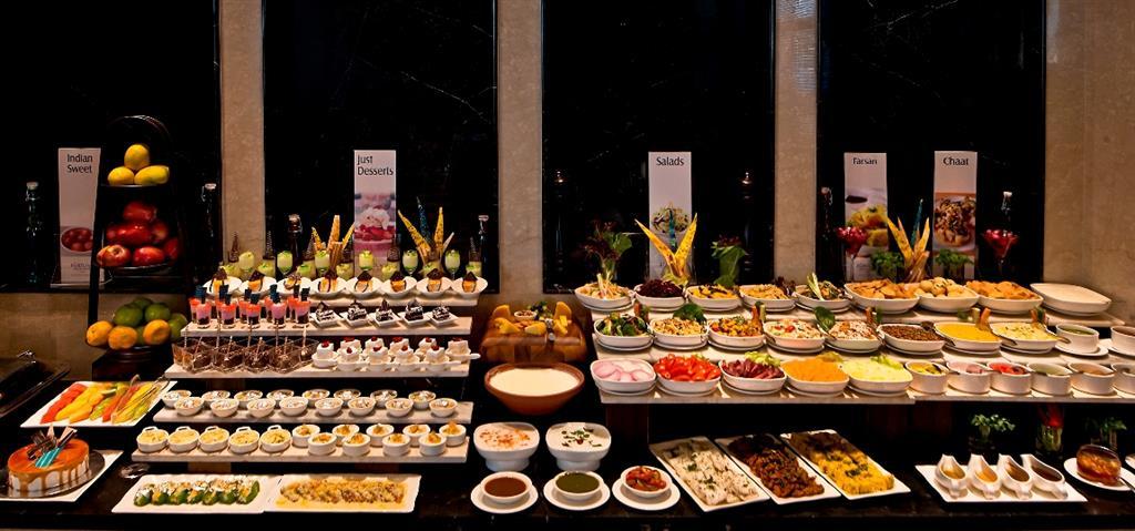 Fortune Jp Palace, Mysore - Member Itc Hotels' Group Restoran fotoğraf A buffet at a hotel