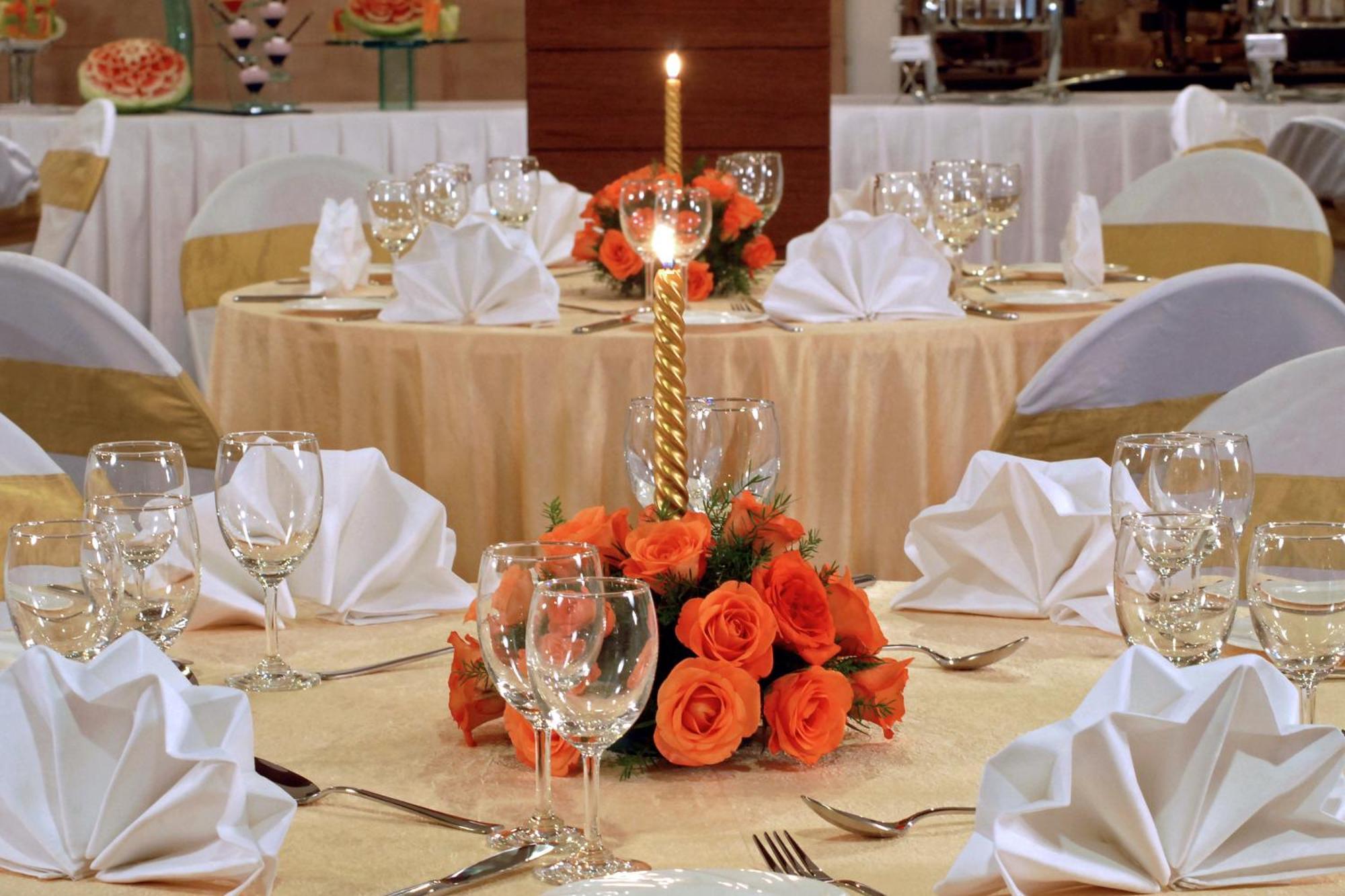 Fortune Jp Palace, Mysore - Member Itc Hotels' Group Dış mekan fotoğraf A table set for a formal dinner